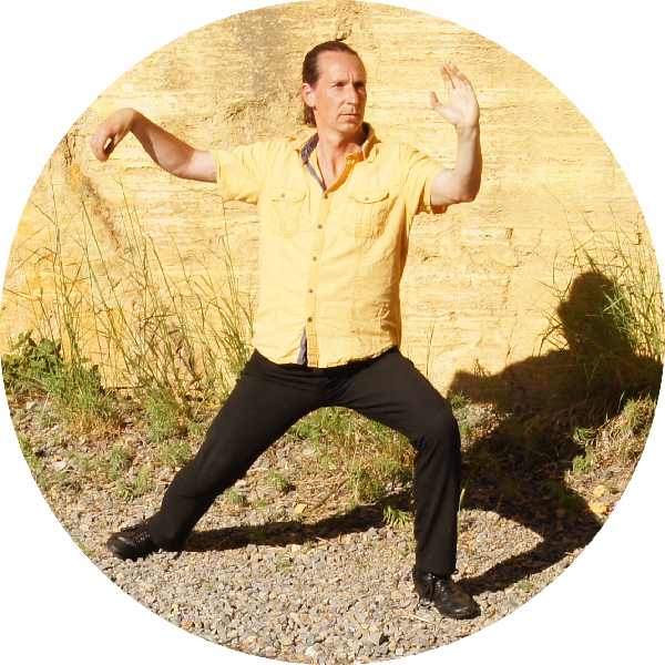 Einfache Peitsche im Tai Chi Chuan. Ein Teil aus der Traditionellen Chinesischen Medizin (TCM). - (Bildquelle: Steffen Michel) Einfache Peitsche im Tai Chi Chuan. Ein Teil aus der Traditionellen Chinesischen Medizin (TCM). - (Bildquelle: Steffen Michel)