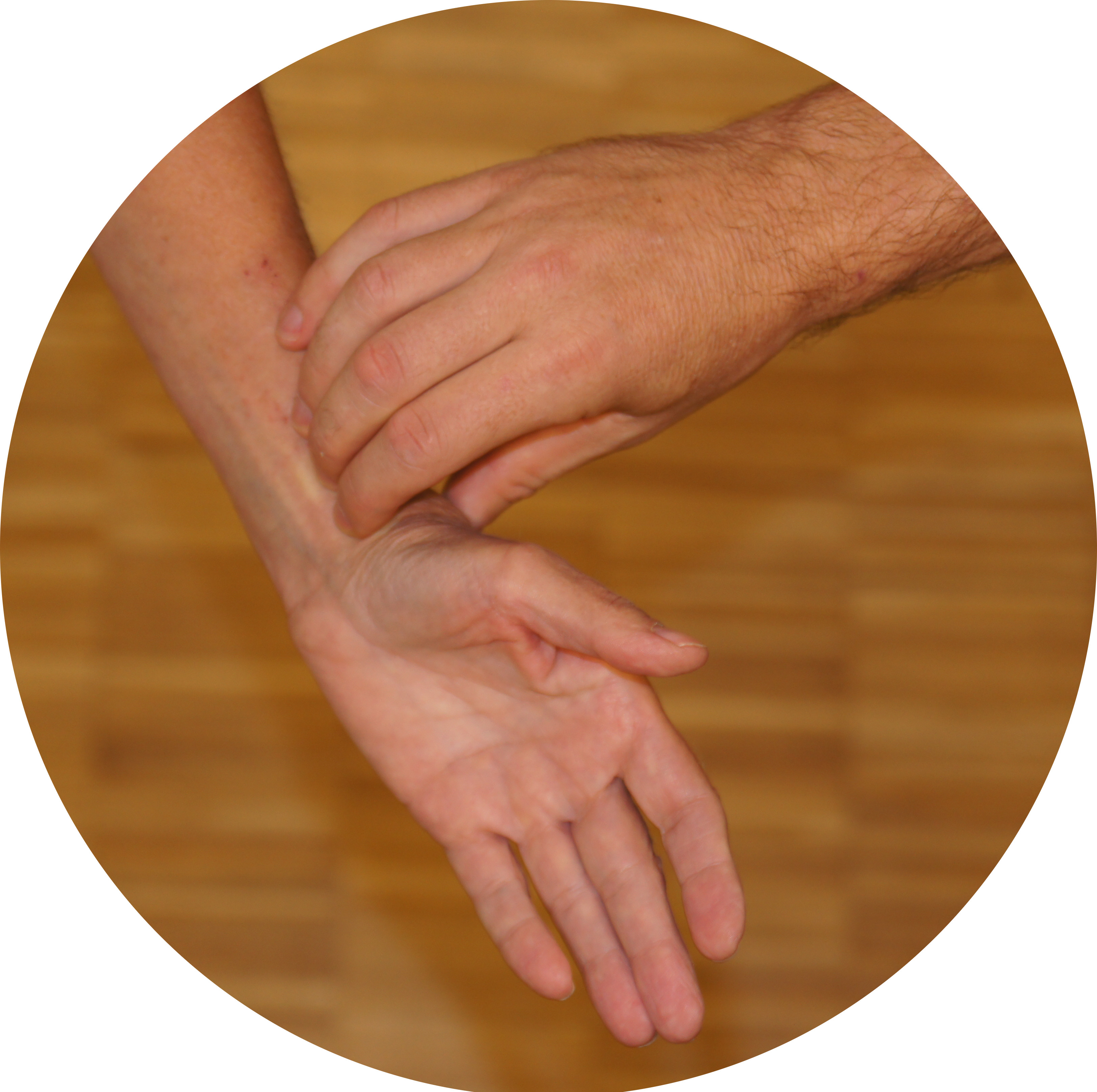 TCM Arzt bei der Pulsdiagnose an einer Patientin - (Bildquelle: Steffen Michel) TCM Arzt bei der Pulsdiagnose an einer Patientin - (Bildquelle: Steffen Michel)