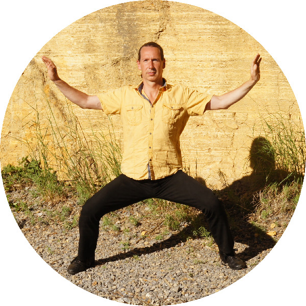 Breite Reiterstellung im Qigong - (Bildquelle: Steffen Michel) Breite Reiterstellung im Qigong - (Bildquelle: Steffen Michel)